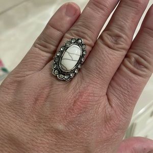 Beautiful vintage ring with white stone with gray lines